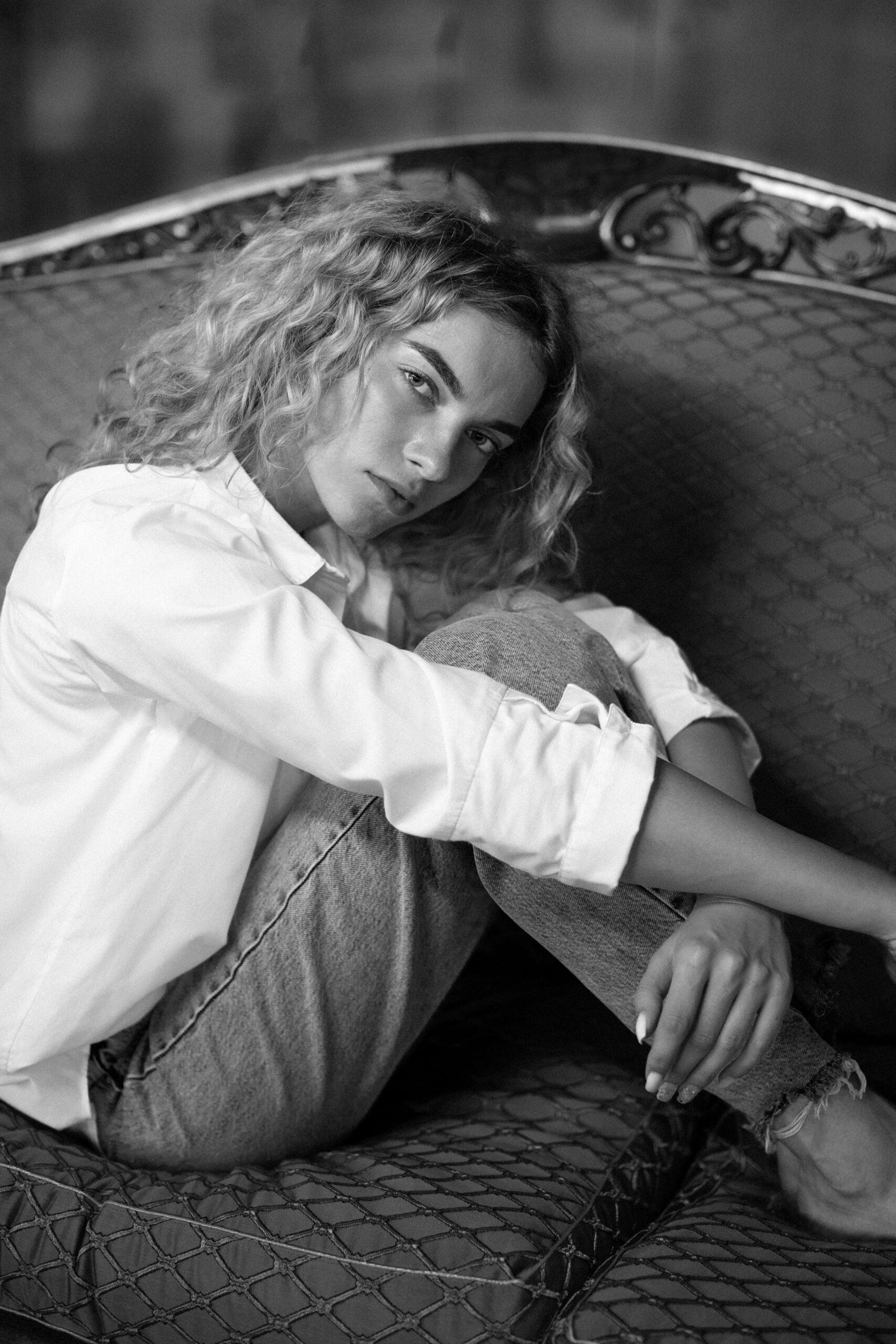 Black White Portrait Beautiful Woman Posing Indoors Couch Scaled